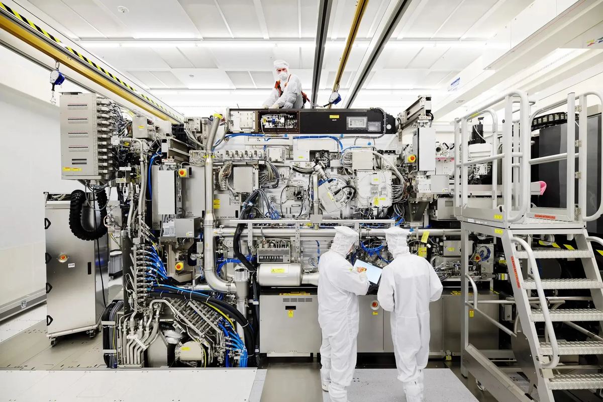 Semiconductor fabrication cleanroom